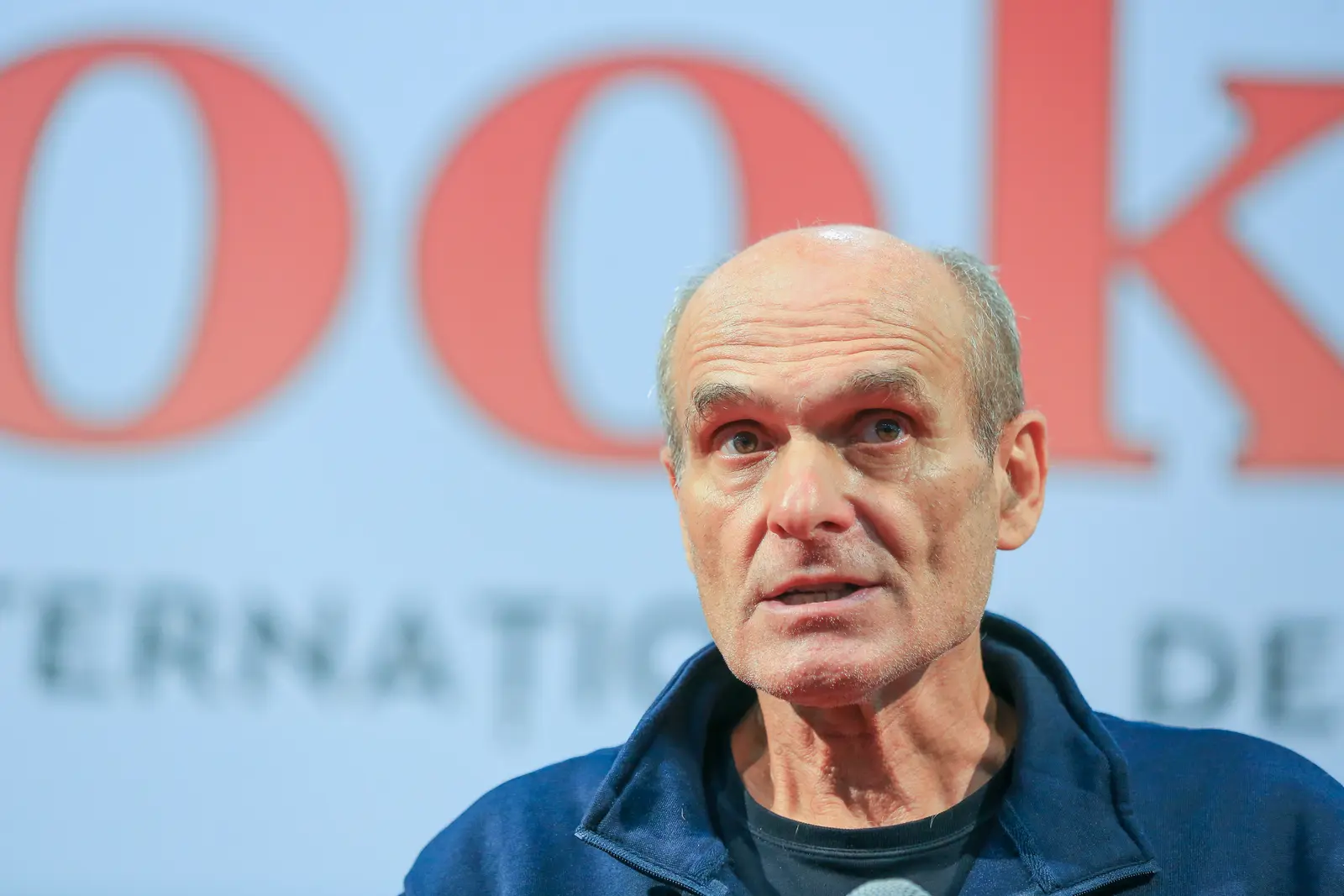 Lumânări aprinse cu inițialele lui CTP în fața arestului: protest sau intimidare?
