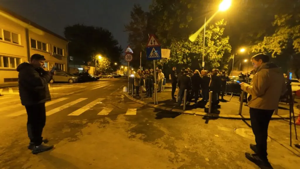 Susținătorii lui Georgescu la Arestul Central: „Justiție, nu corupție