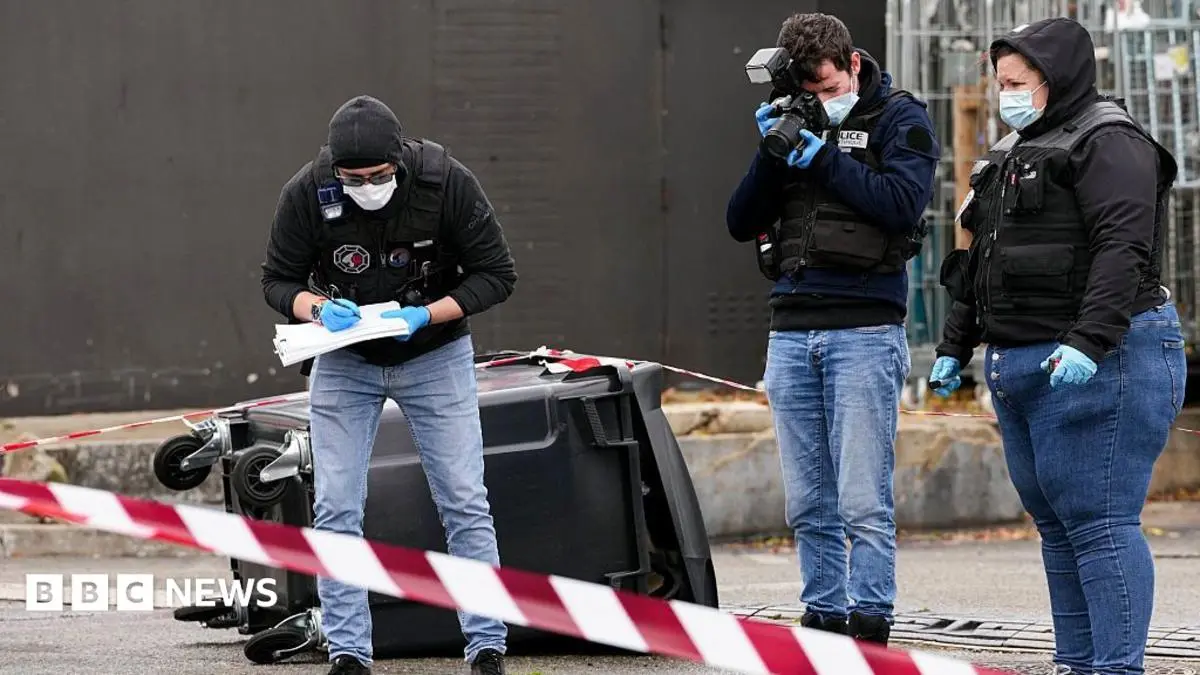 Suspect terorist arestat după tragerea cu gloancă în suburbiul Trappes