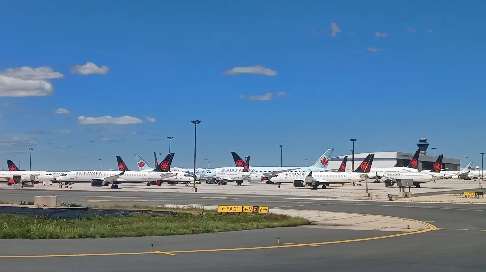 Haos pe pista din Toronto: 40 avioane blocate, pasageri rămași fără ieșire
