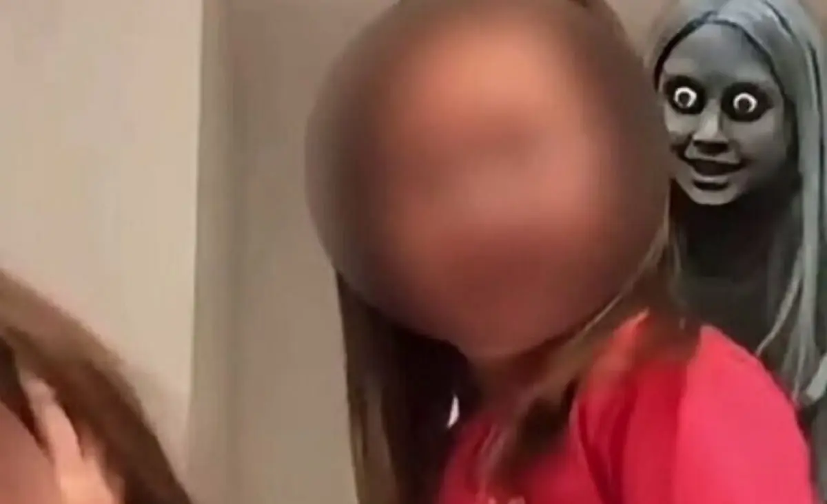 trendul „Ghost Prank” – părinții traumatizează copiii pentru like-uri