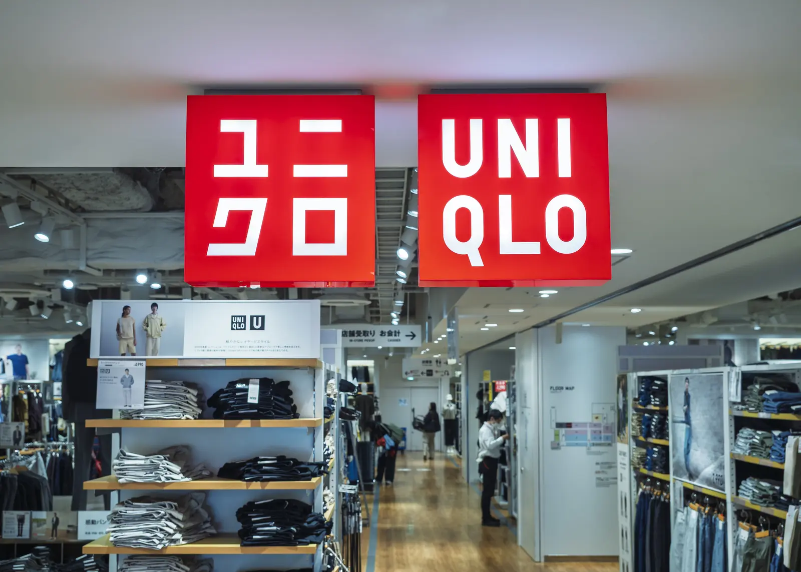 Uniqlo dă înapoi: renunță la scumpirea șosetelor după revolta clienților