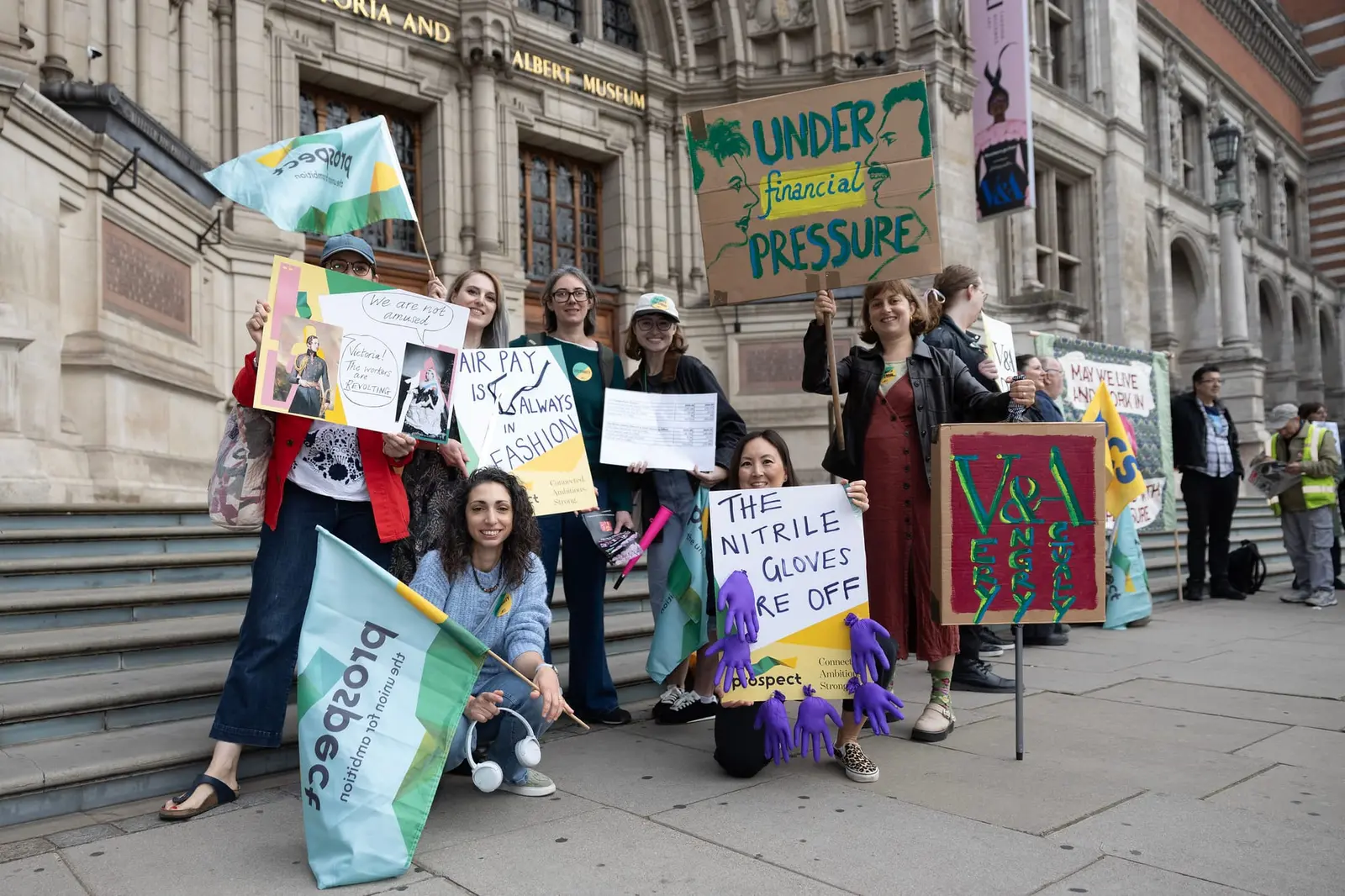 Angajații V&A în grevă în toate sediile din Londra pentru salarii și condiții de muncă